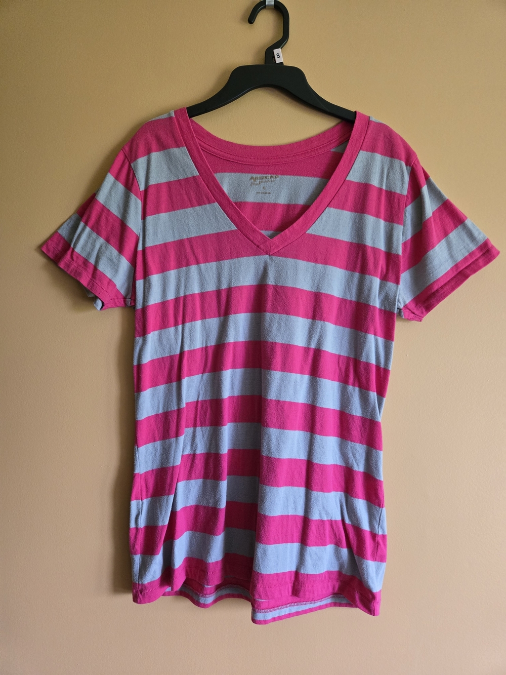 Arizona Jean Striped V-Neck Tee in Hot Pink and Light Gray PTP=17.5"